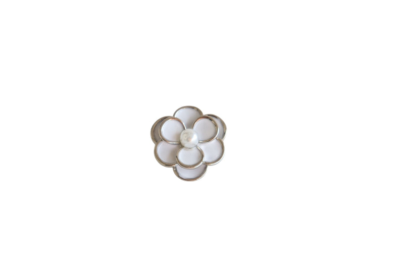 BROCHE FLOR 8 PÉTALAS BRANCA - METAL PRATA